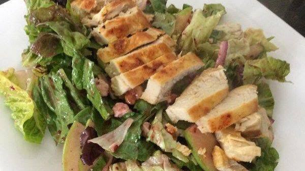 Pechuga de pollo a la plancha con ensalada de 266.2 Kcal - Receta fácil en  la app Avena