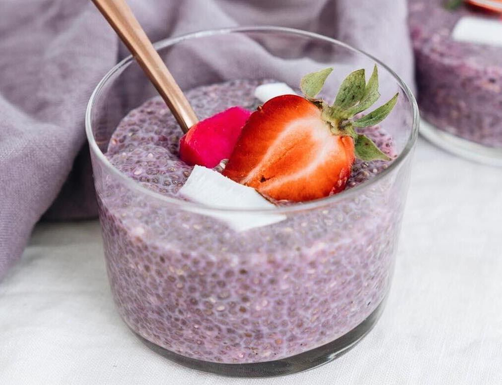 Pudding de chía con moras, coco rallado y amaranto de 240 Kcal