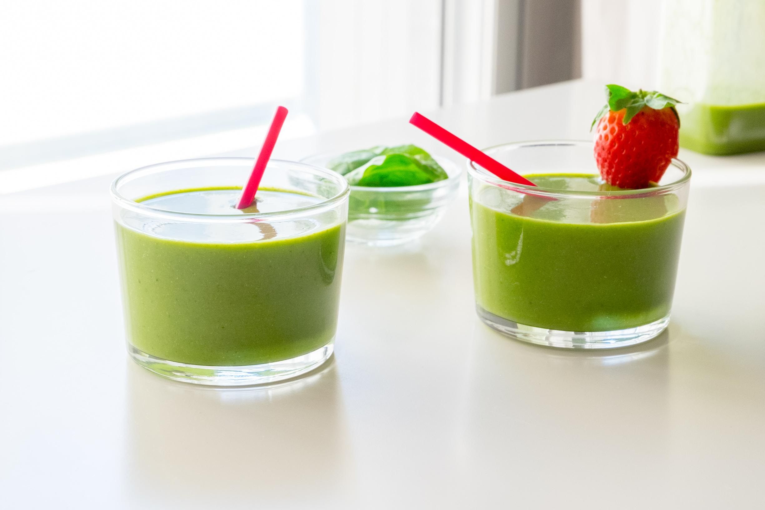 Smoothie de espinaca, fresa y leche de coco