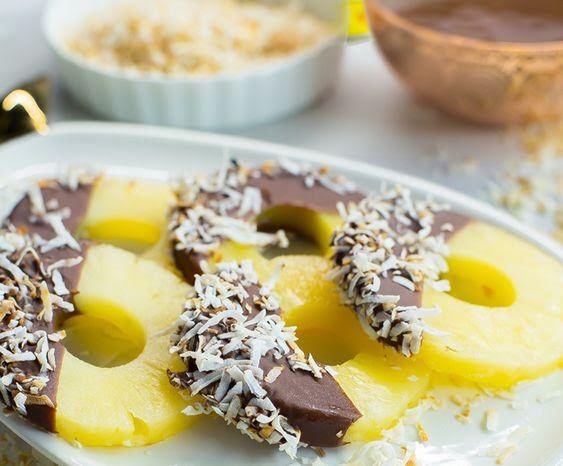 Piña con chocolate oscuro de 106 Kcal