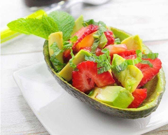 Ensalada de aguacate y fresa de 279 Kcal