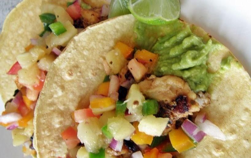 Tacos de pescado con piña