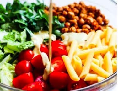 Ensalada de pasta con aderezo de cilantro y garbanzo por Avena Salud - Receta  fácil en la app para nutriólogos Avena