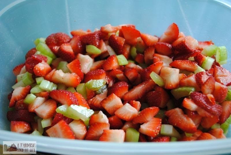 Ensalada de fresa y apio con crema de cacahuate de 160.1 Kcal