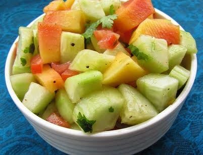 Papaya, pepino y almendras de 137 Kcal