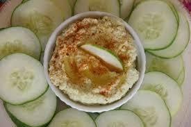 Pepino y jicama con hummus  de 96.6 Kcal