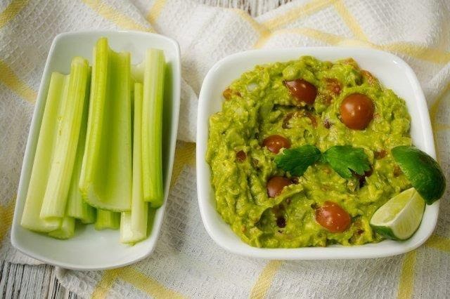 Apio con guacamole  de 76 Kcal