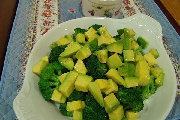 Brócoli cocido con aguacate  de 80 Kcal