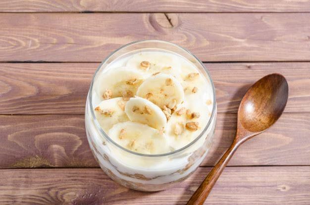 Plain yogurt with banana and almond butter de 291.1 Kcal