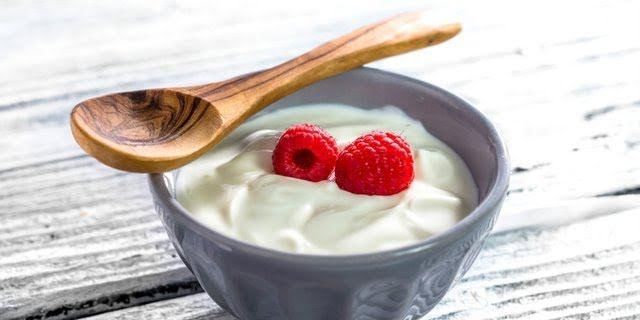 Plain yogurt with raspberry and natural almond butter de 295.1 Kcal