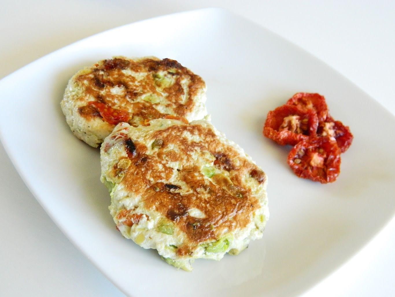 Chicken patties with tomato and avocado de 105 Kcal