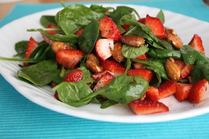 Ensalada de espinaca y fresa con pollo