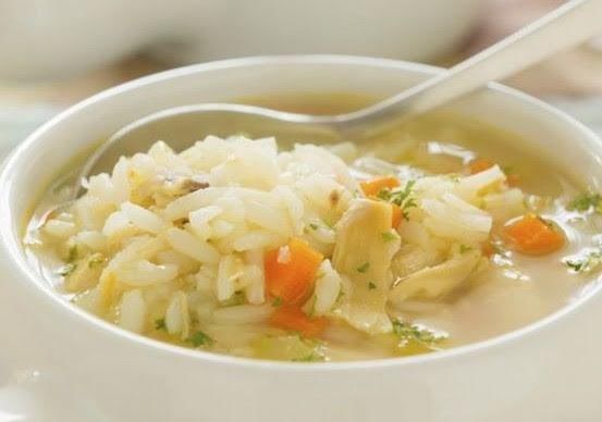 Sopa de arroz con pollo y zanahoria de 141 Kcal