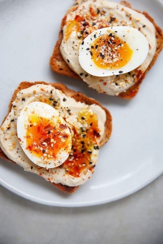 Hummus and boiled egg toast de 130 Kcal Receta fácil en la app Avena