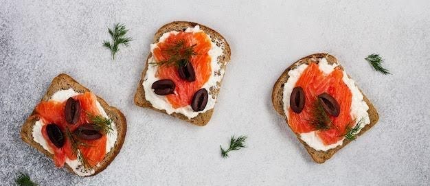 Smoked salmon toast with olives de 237 Kcal