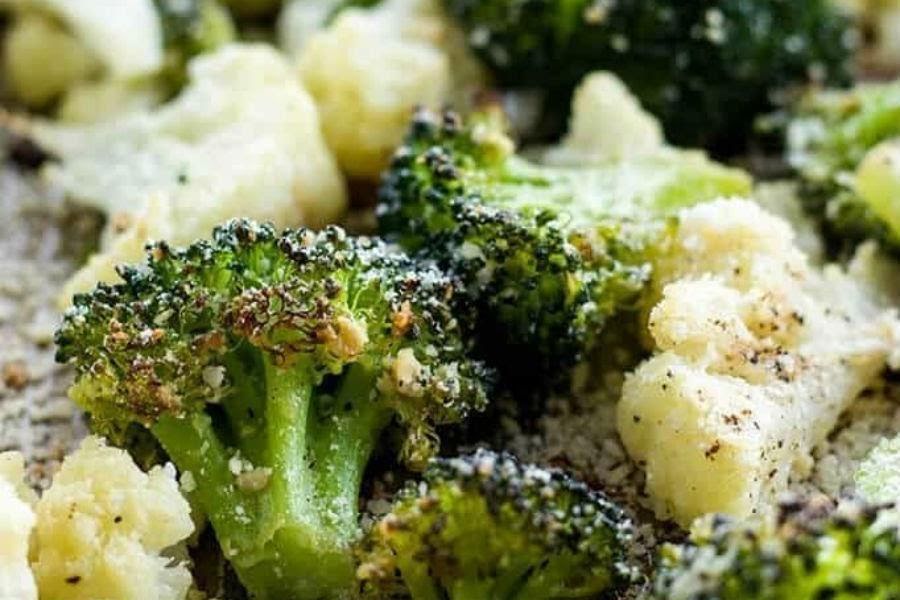 Broccoli and cauliflower roasted with chicken