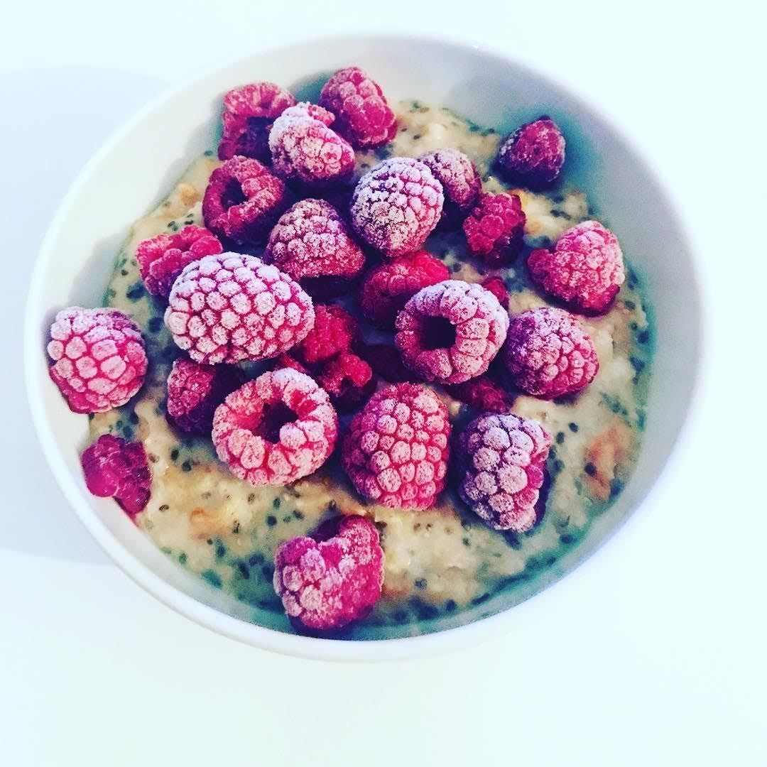 Overnight chia and berries oats de 243 Kcal