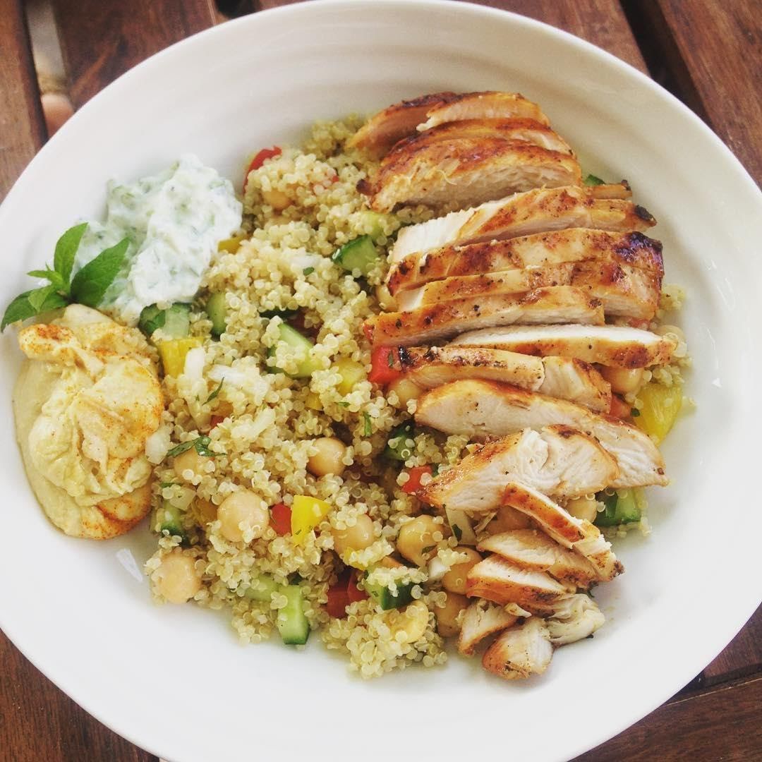 Quinoa salad with chickpeas, chicken and tzatziki dressing de 325.2 Kcal