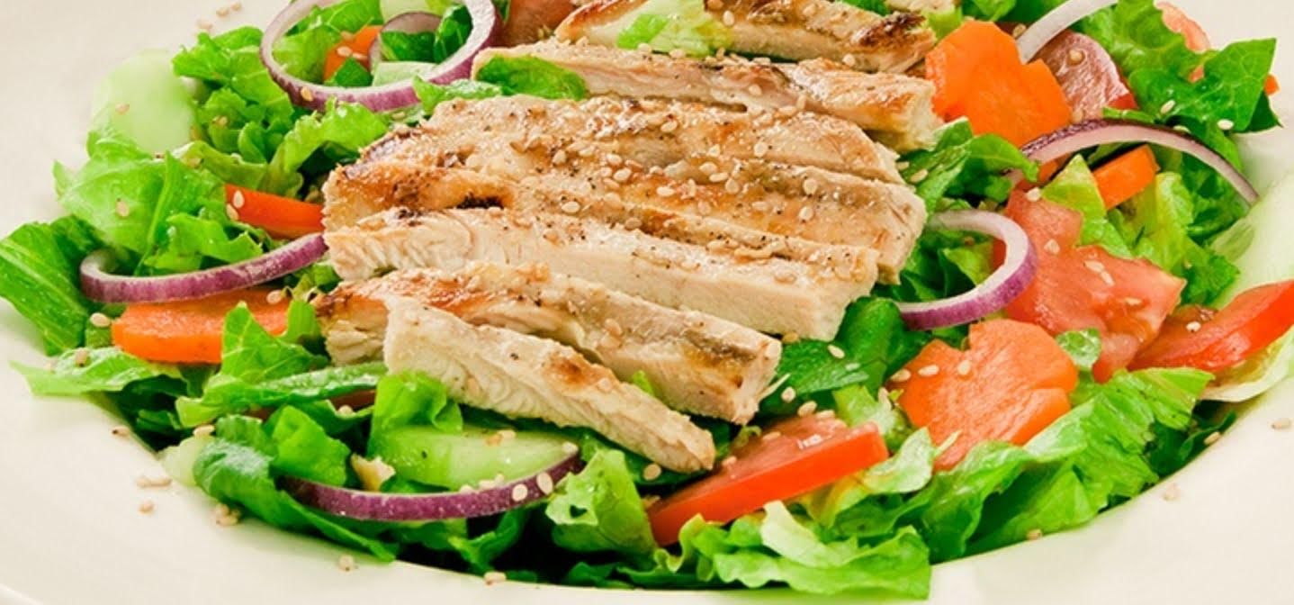 Lettuce salad with chicken and walnut