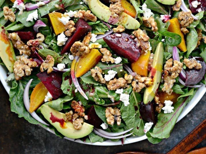 Salad of beet, fruit and walnut de 323 Kcal