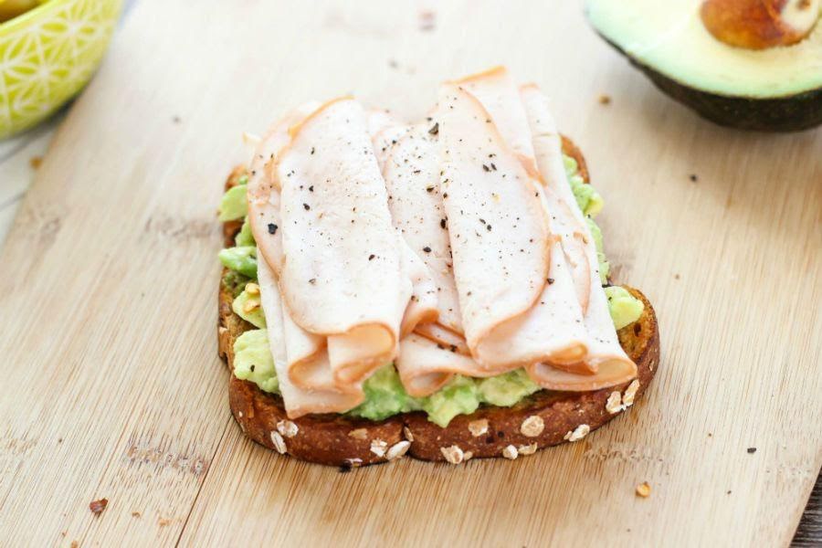 Bread with guacamole and turkey breast + fruit de 232 Kcal