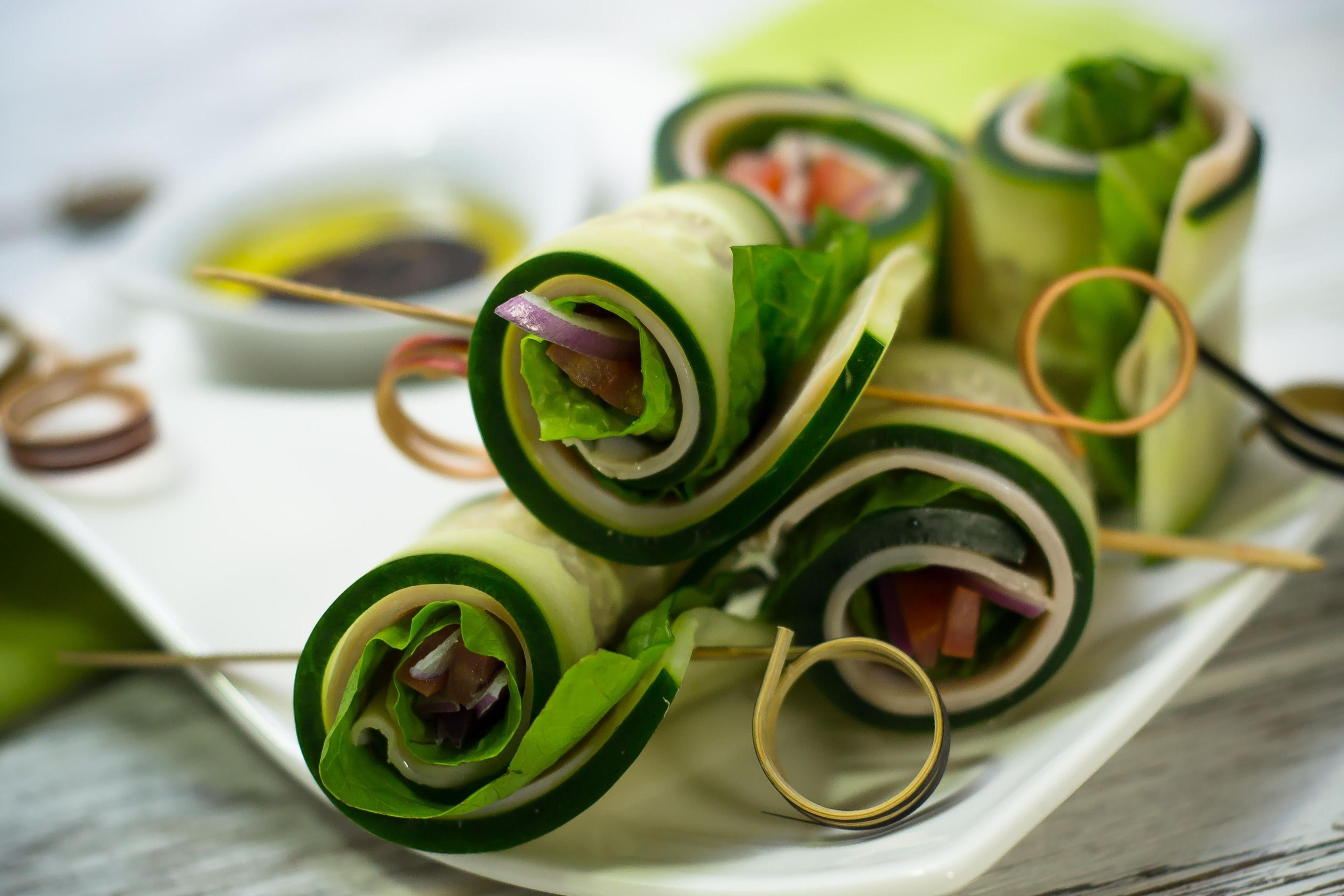 Cucumber rolls with ham de 198 Kcal