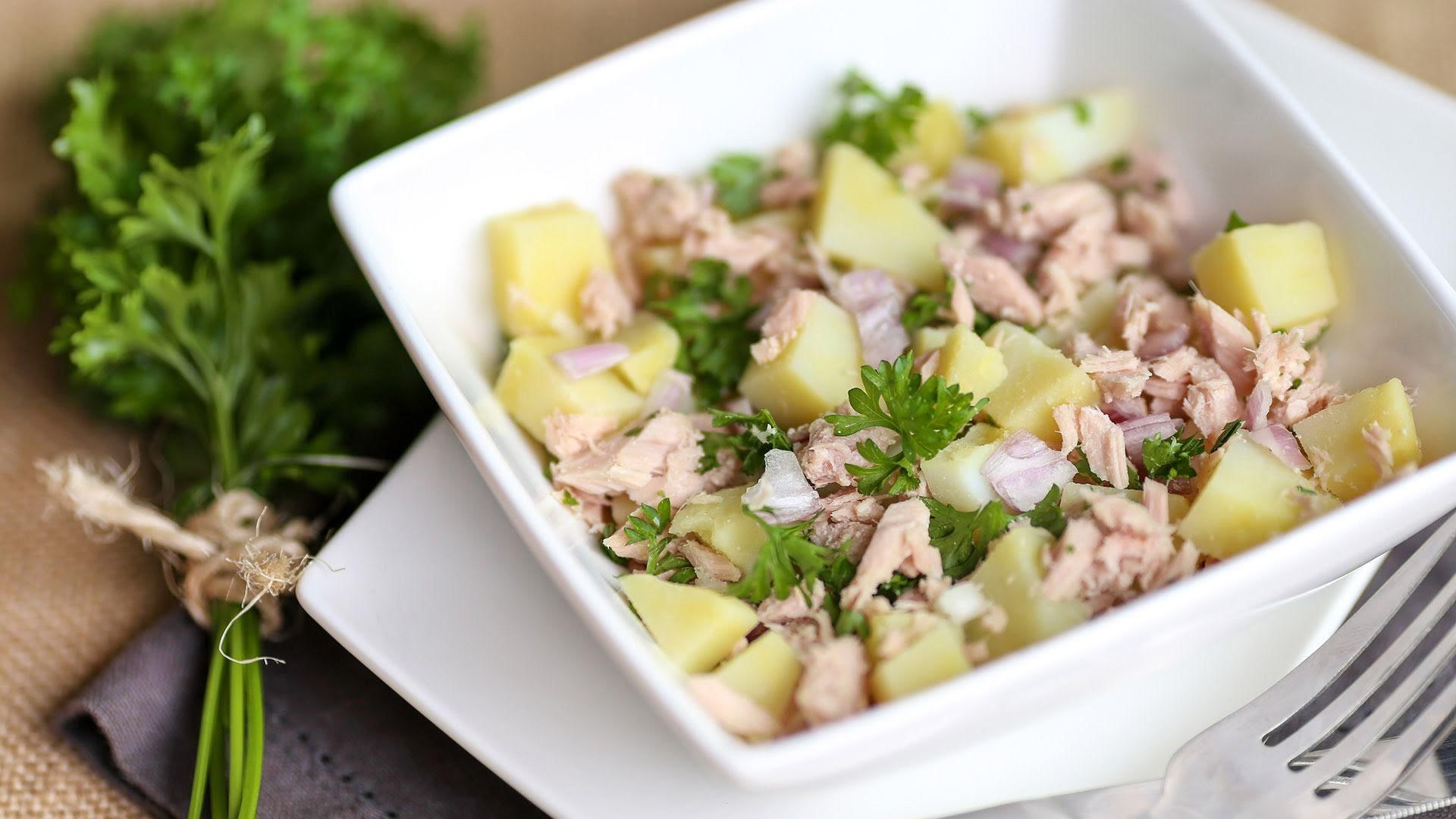 Salad of tuna, chickpeas and potatoes