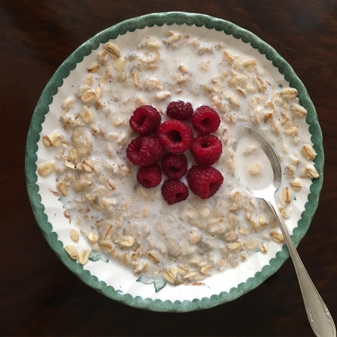 Yogurt with oats and chia seeds de 311 Kcal Receta fácil en la app Avena