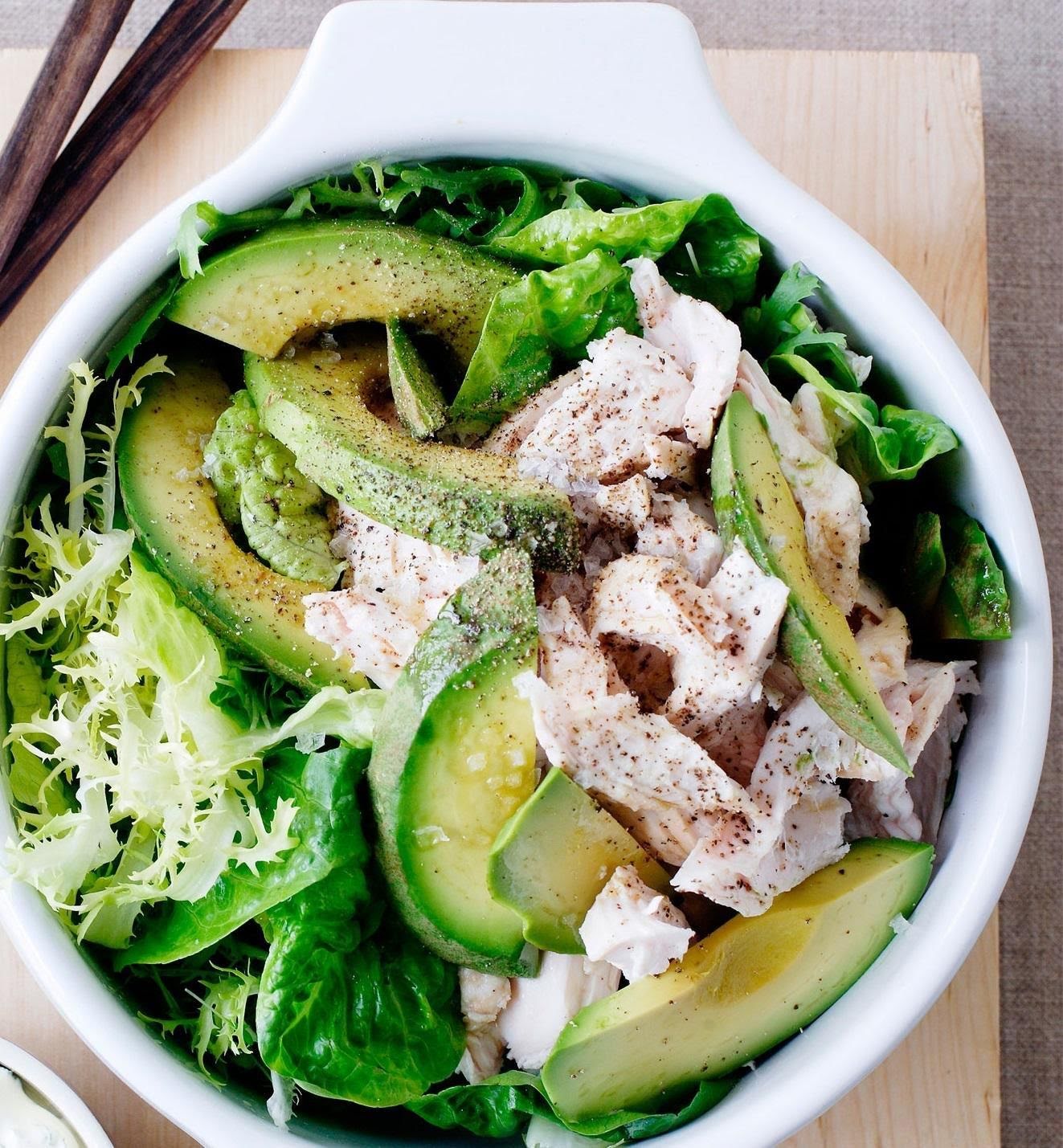 Shredded chicken with avocado. Apple for dessert. de 143 Kcal