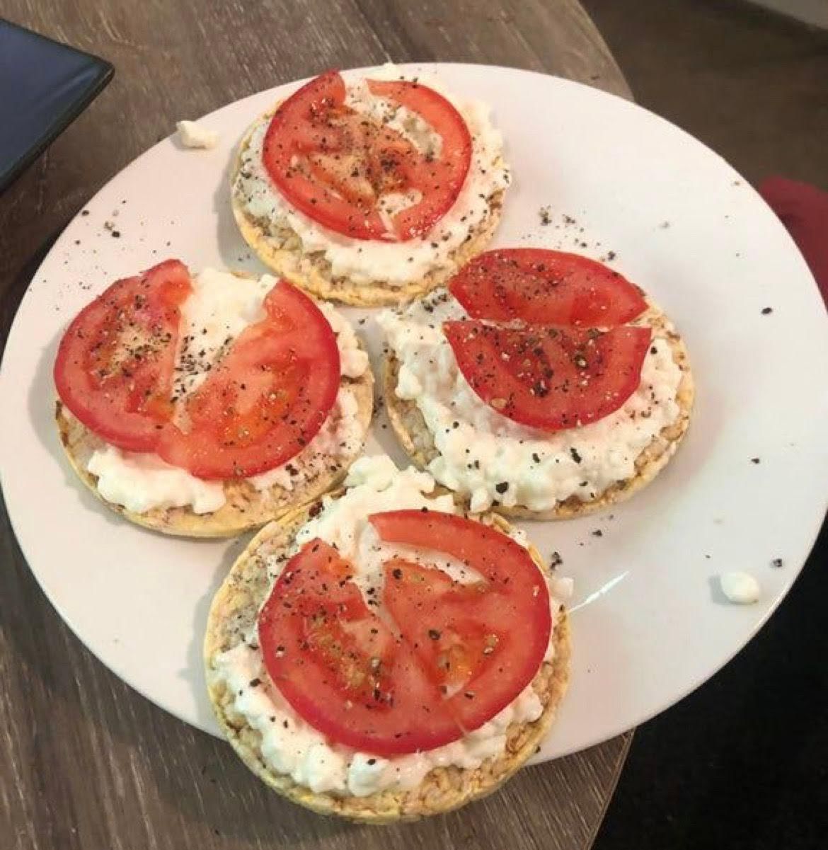 Rice cake with tomato and cottage de 95.5 Kcal