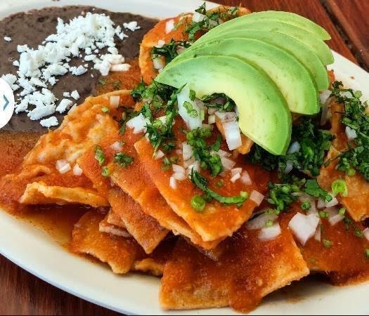 Chilaquiles rojos con frijoles