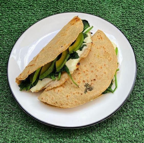 Quesadillas de panela asada con espinacas