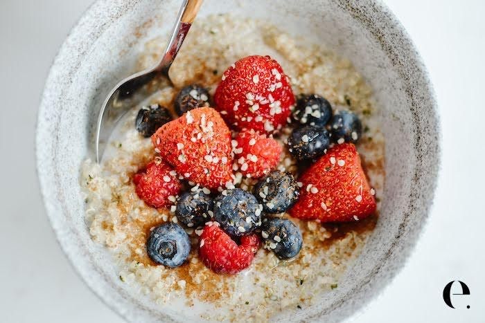 Quinoa-Yogurt Breakfast Bowl + scrambled eggs de 588.2 Kcal