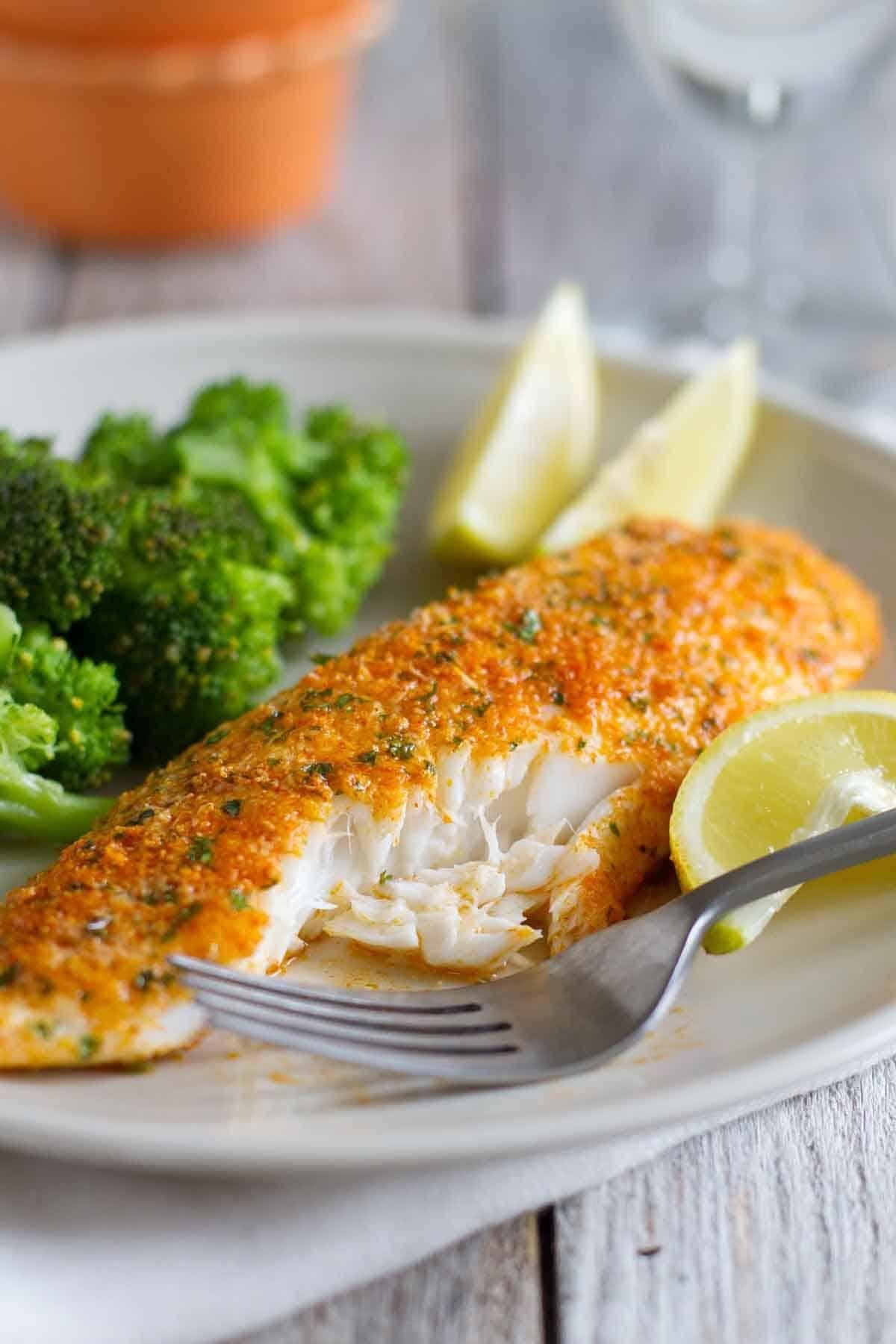 Filete de pescado en costra de parmesano