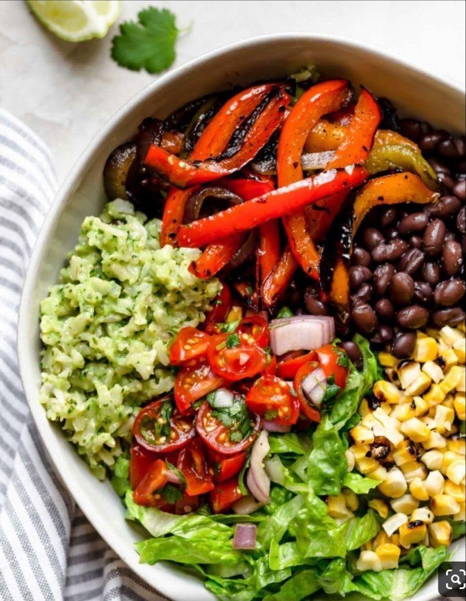 Bowl de frijoles y elote asado con vegetales