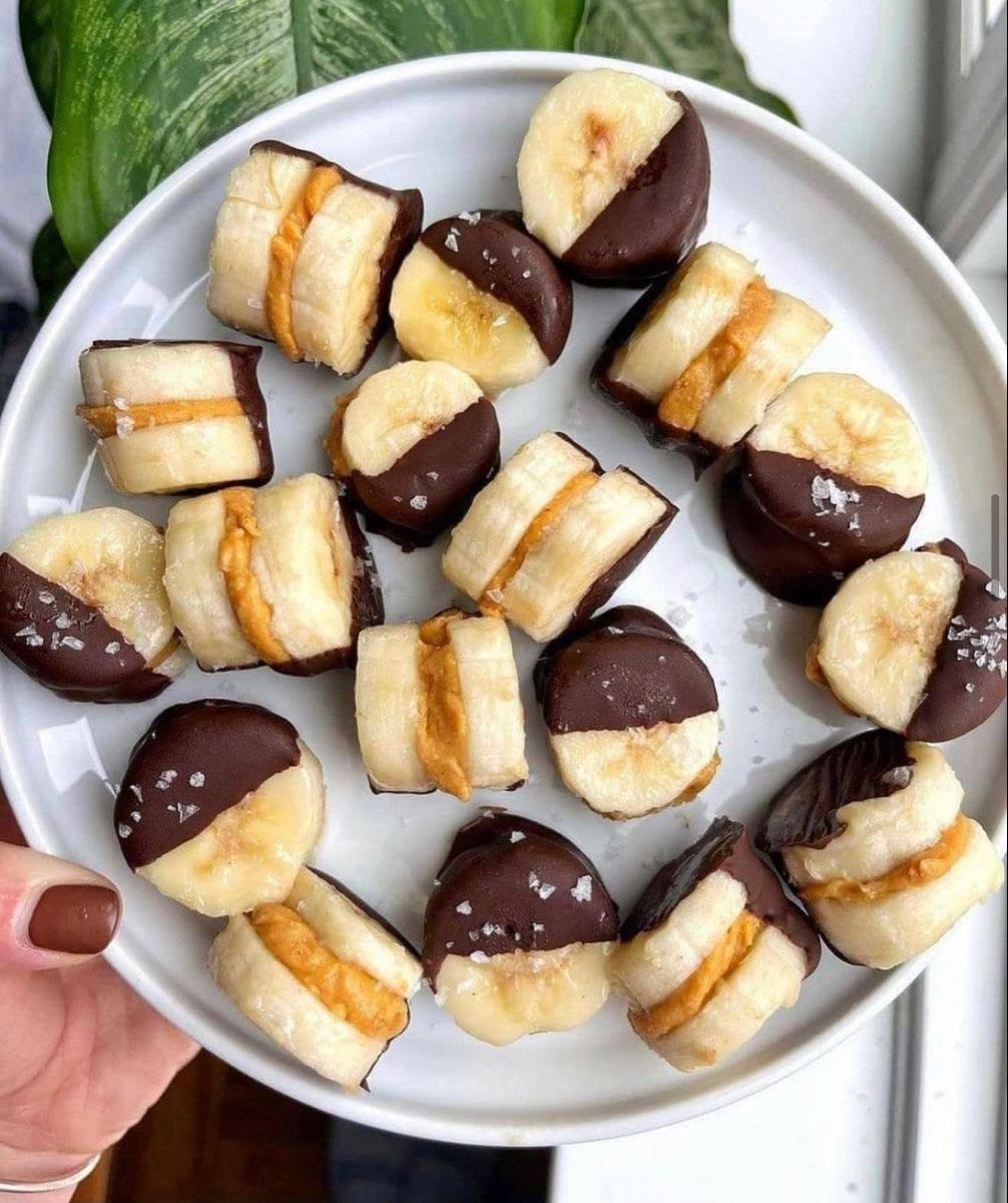 Bites de plátano, chocolate y crema de cacahuate de 133.1 Kcal