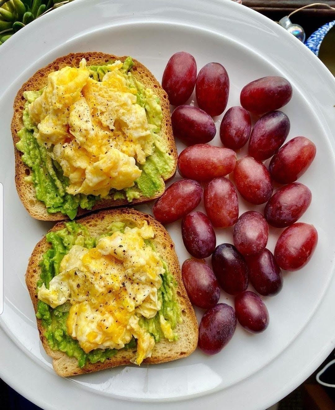 Toast de huevo, aguacate y uvas de 265 Kcal