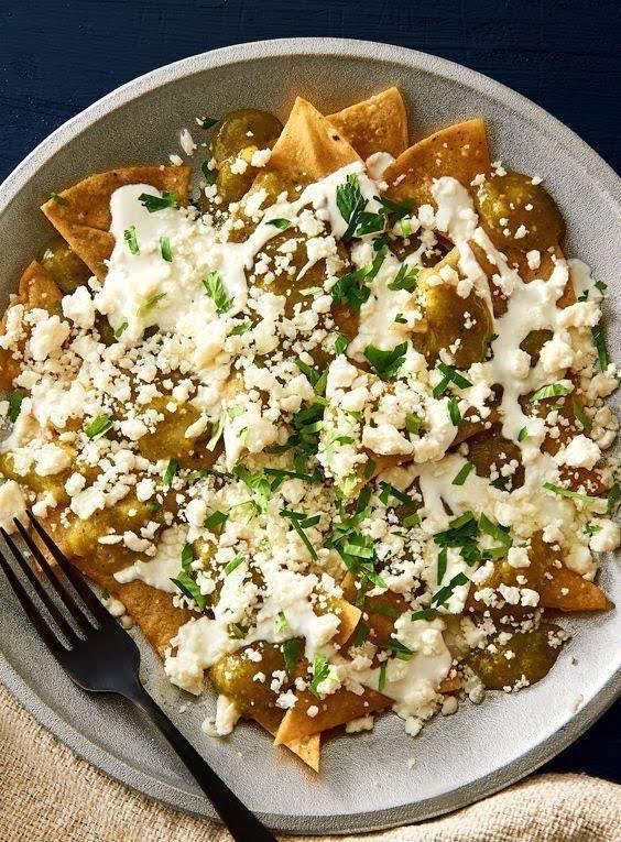 Chilaquiles verdes con panela y huevo acompañado de fruta de 380 Kcal