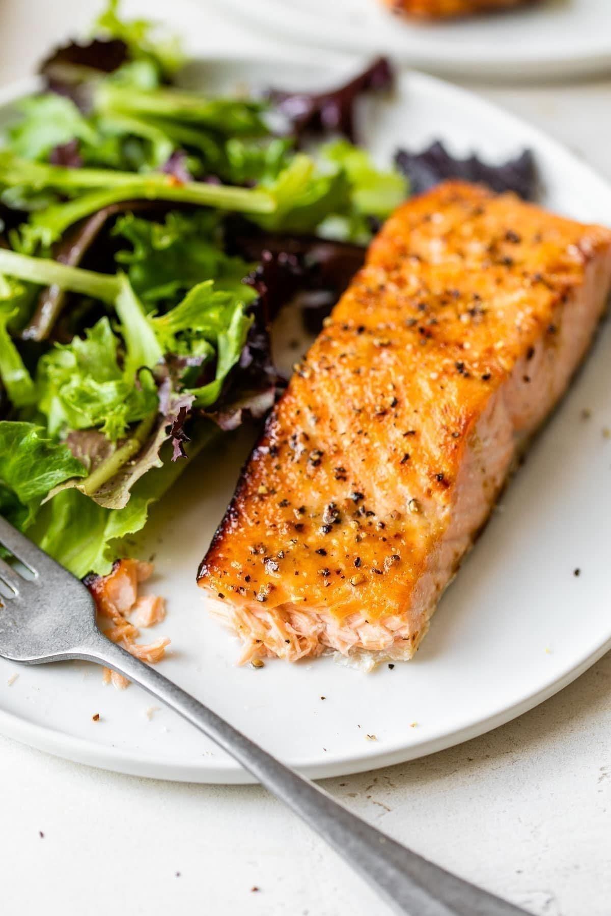 Salmón marinado con ensalada de mix de lechugas y arroz integral de 312.2 Kcal