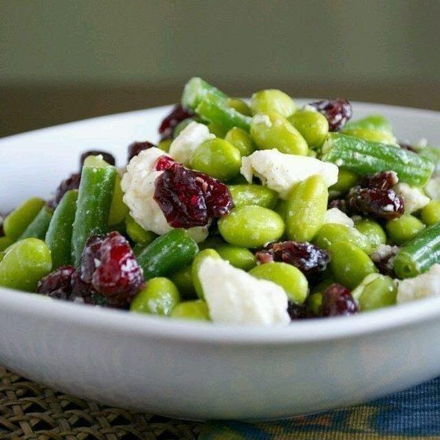 Ensalada de edamames acompañado de galletas salmas