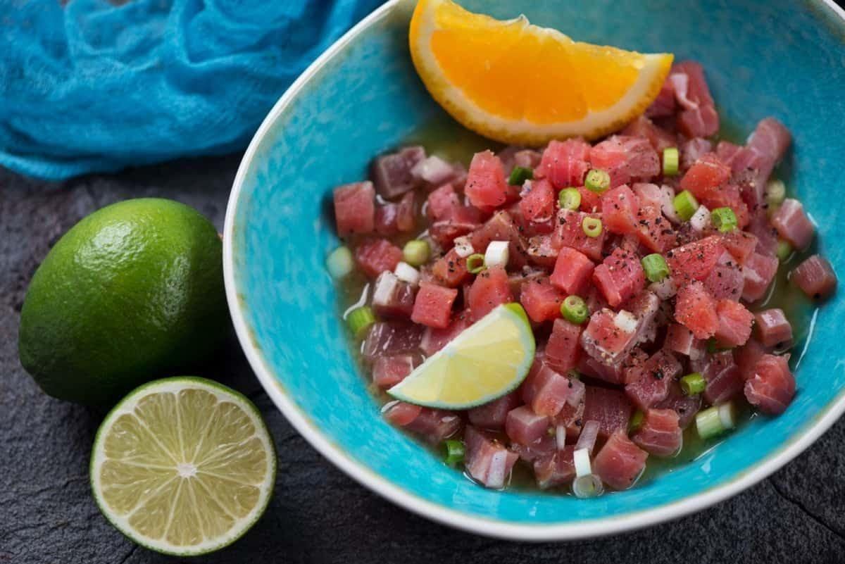 Ceviche de atún acompañado de galletas salmas de 207.7 Kcal