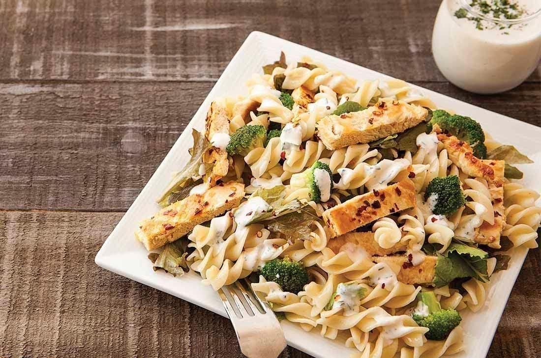 Pasta con pollo, queso y verduras + fruta y nuez de 425.2 Kcal