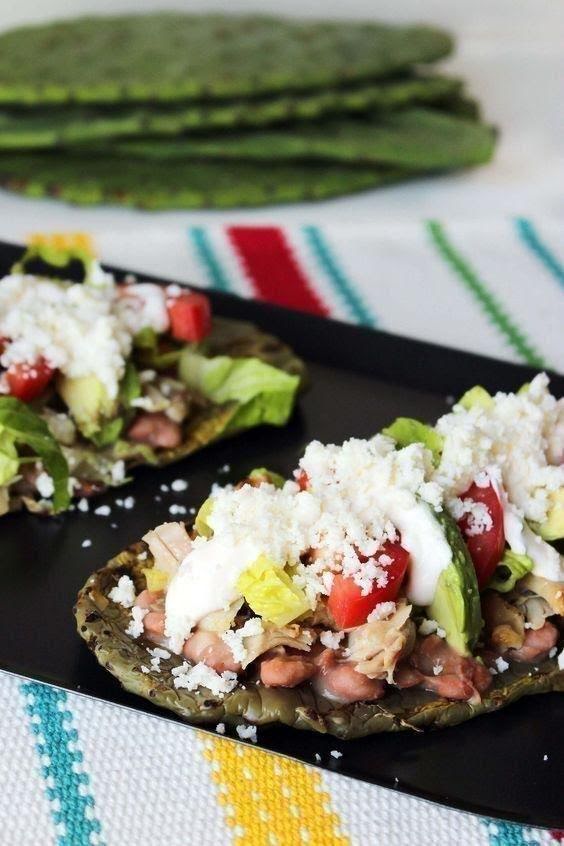 Huarache de nopal con verduras acompañada de galletas salmas.