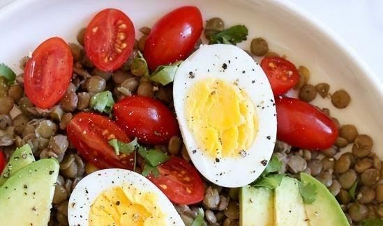 Ensalada de lenteja huevo cocido y jitomates cherry de 249 Kcal