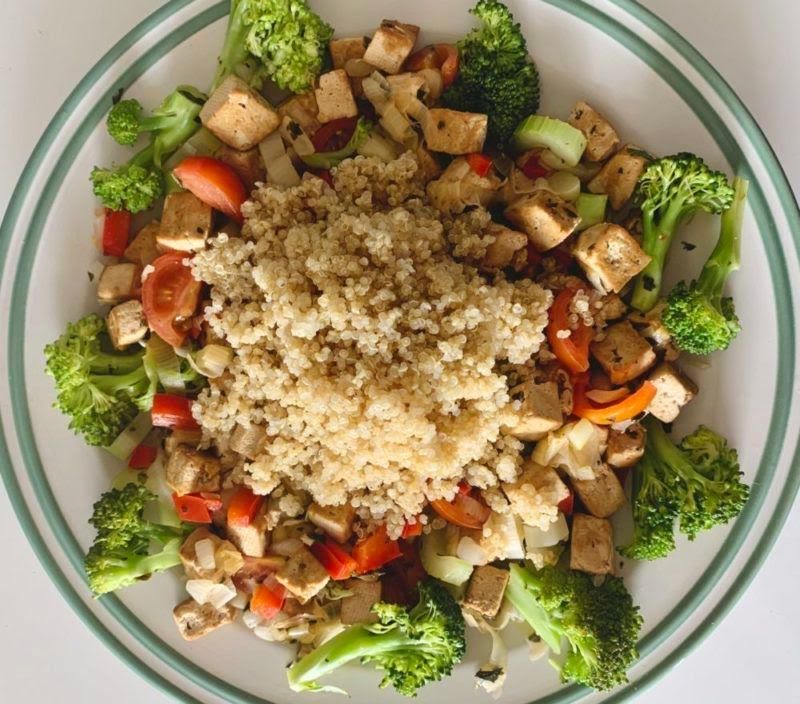 Bowl de tofu con verduras y quinoa de 431 Kcal