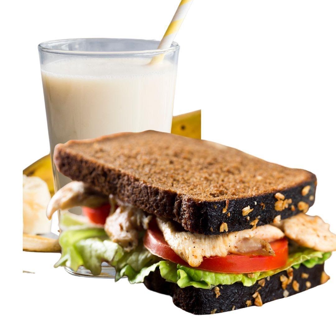 Sándwich pollo acompañado de licuado de plátano de 382 Kcal