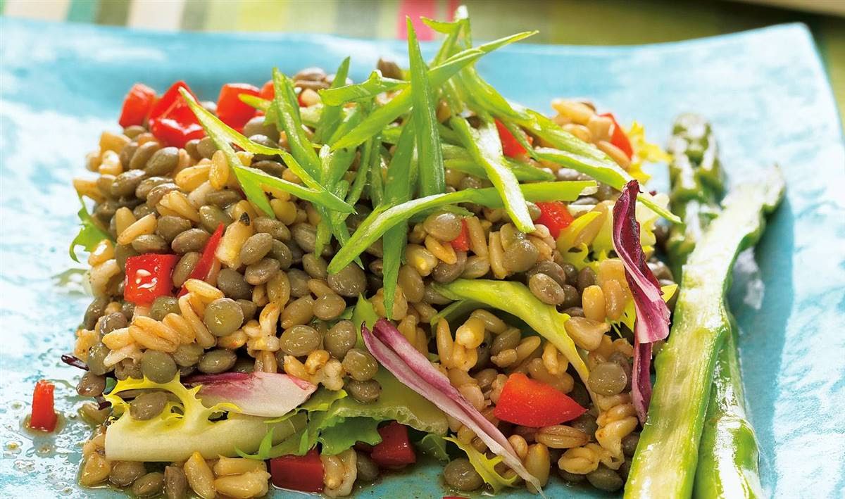 Ensalada de avena con espárragos de 326.4 Kcal