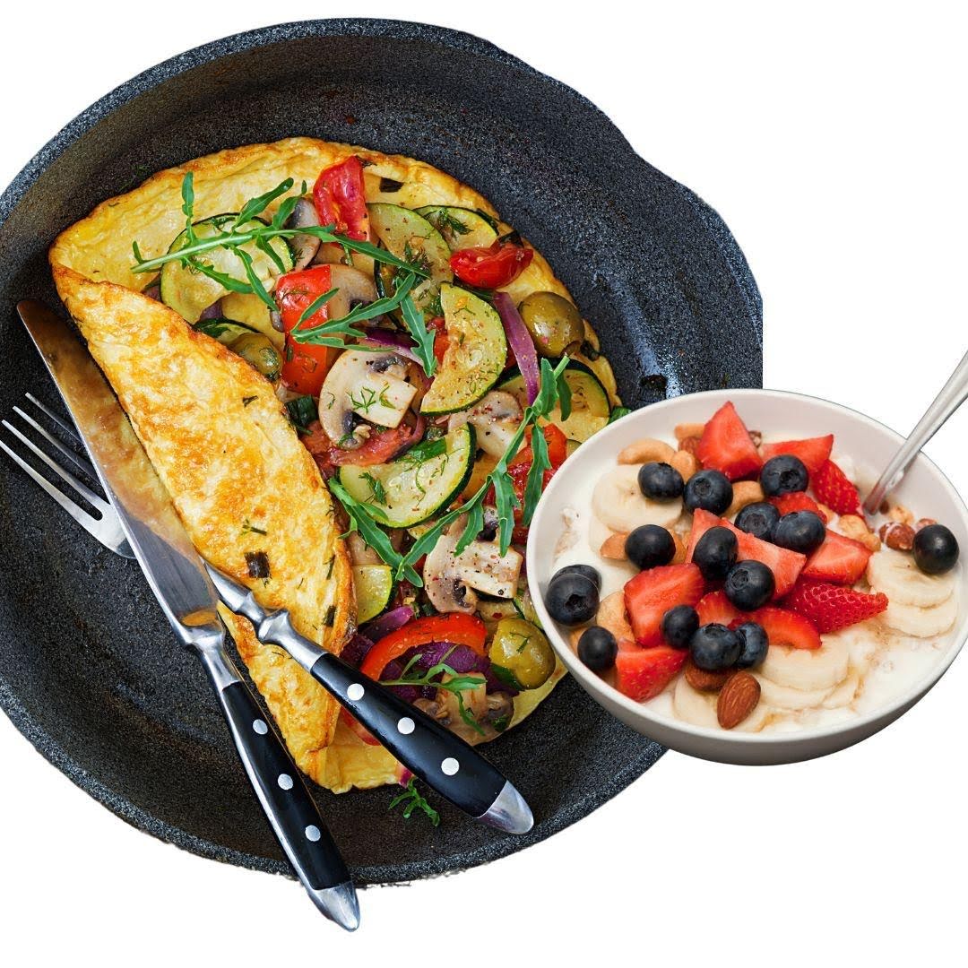 Omelette con verdura acompañada de frijoles y avena cocida con fruta