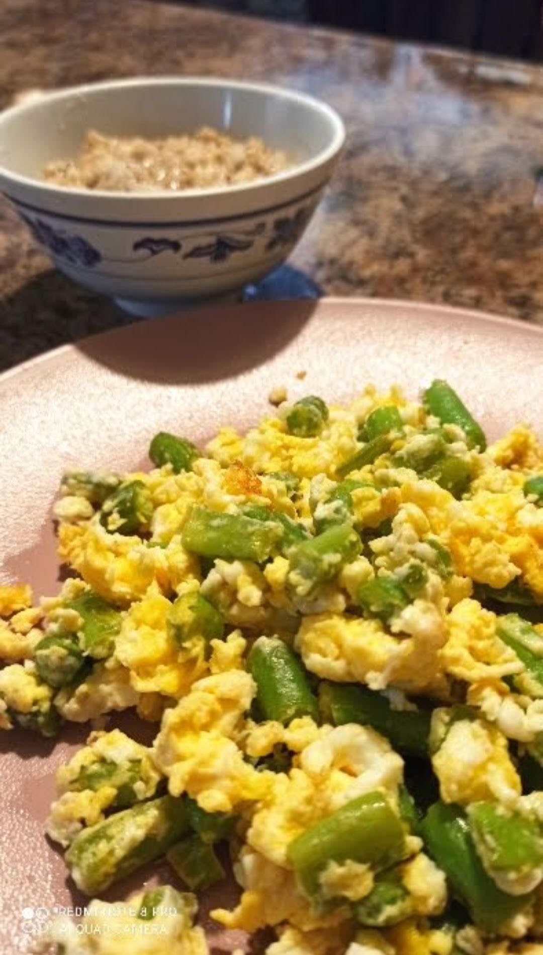 Huevo con ejotes acompañado de avena en agua