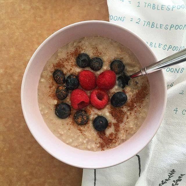 Avena con claras de huevo y fruta de 280.42 Kcal